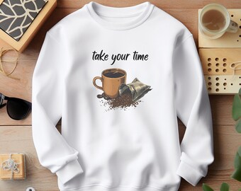 Tómate tu tiempo: sudadera con taza de café, cuello redondo cómodo, ropa minimalista para bebidas.
