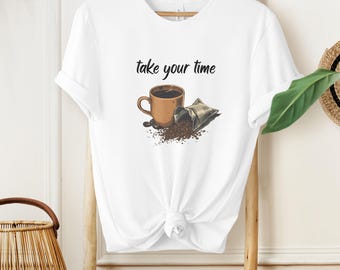 Camiseta gráfica para amantes del café, taza con estampado "Tómate tu tiempo", ropa acogedora para la mañana.