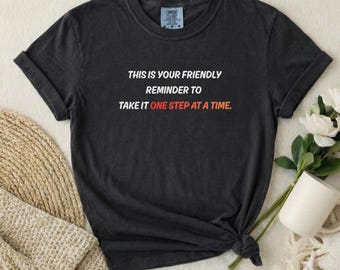 Camiseta "Un paso a la vez" / Camiseta motivacional de algodón teñido en prenda, camiseta unisex, camiseta inspiradora, camiseta de color cómodo, para uso diario.