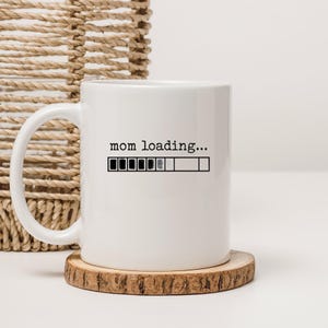 Lustige Mama Tasse - Mama wird geladen Kaffeetasse - Neue Mama Geschenk - Müde Mama Geschenk - Schwangerschaft offenbaren Tasse - Mutterschaft Humor - Mama Leben Tasse