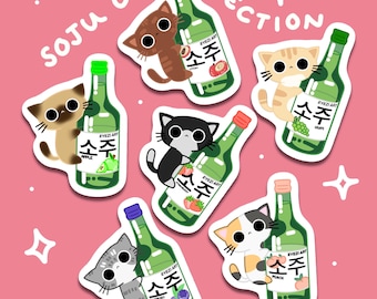 Puede incluir: Una colección de pegatinas coloridas con gatos de dibujos animados y botellas de soju. Cada botella tiene una etiqueta de fruta diferente, incluyendo manzana, uva, fresa, arándano y melocotón. También está presente el texto "SOJU CATS COLLECTION" y "STICKERS".