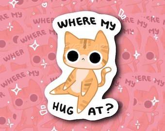 Puede incluir: Una pegatina con un gato atigrado naranja de dibujos animados con grandes ojos negros y el texto "WHERE MY HUG AT?". El fondo es un patrón repetitivo de gatos rosas y las palabras "WHERE MY".