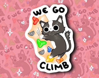 Puede incluir: Una pegatina con un gato de dibujos animados escalando un muro de escalada con presas de colores. El gato es blanco y negro con ojos grandes. Las palabras "WE GO CLIMB" están escritas en la pegatina. El fondo es rosa con ilustraciones de gatos.