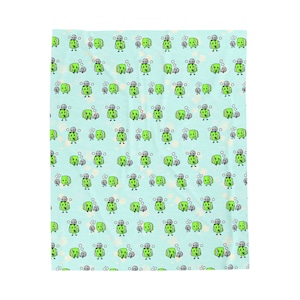 Peut inclure: Un fond bleu clair avec un motif répété de personnages de dessin animé verts et gris. Les personnages tiennent une balle verte et ont un visage gris avec un seul œil.