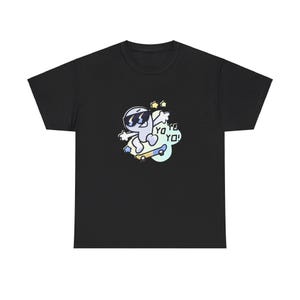Op de afbeelding: Zwart T-shirt met een wit cartoonfiguur dat een zonnebril draagt en skateboardt. Het figuur is omgeven door een blauwe en groene wolk met de tekst "Yo Yo!" in wit.