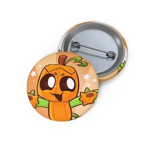 Pode incluir: Dois botões redondos com tema de Halloween. Um apresenta um personagem de abóbora de desenho animado com um rosto sorridente e braços estendidos. O outro é uma parte traseira de metal liso. O fundo é laranja claro com estrelas brancas.