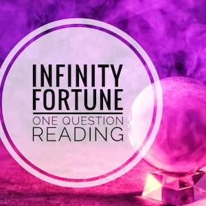 Könnte beinhalten: Mystisches Bild mit einer Kristallkugel auf einem geometrischen Ständer. Der Text "INFINITY FORTUNE ONE QUESTION READING" ist in einem Kreis angeordnet. Der Hintergrund ist ein Farbverlauf aus Lila und Rosa mit Raucheffekt.