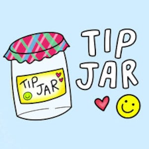 Pode incluir: Um frasco de vidro transparente com uma tampa listrada rosa, verde e branca. O frasco tem um rótulo amarelo que diz "Tip Jar" com um rosto sorridente. A palavra "Tip Jar" está escrita em letras brancas grandes com um coração vermelho e um rosto sorridente amarelo.
