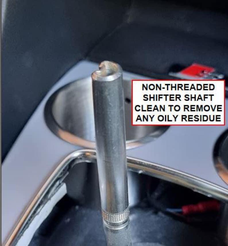 Może przedstawiać: Zbliżenie nienitowanego wału dźwigni zmiany bieg&oacute;w. Tekst na zdjęciu brzmi: "NON-THREADED SHIFTER SHAFT CLEAN TO REMOVE ANY OILY RESIDUE". Wał jest wykonany z metalu i ma teksturowane dno.