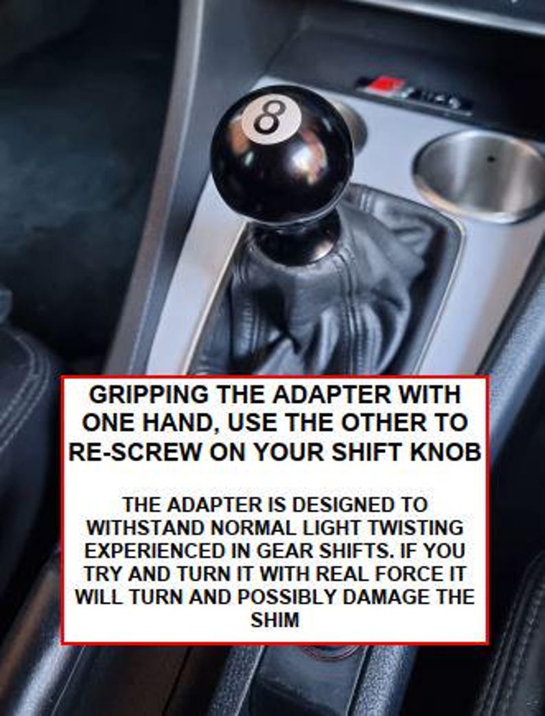 Może przedstawiać: Czarny gałka zmiany bieg&oacute;w z białą cyfrą 8, zamontowana w samochodzie. Tekst na zdjęciu brzmi: GRIPPING THE ADAPTER WITH ONE HAND, USE THE OTHER TO RE-SCREW ON YOUR SHIFT KNOB.