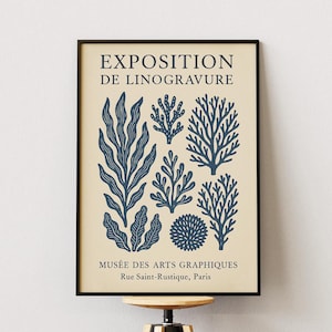 Póster de exposición de arte en linóleo: impresión botánica francesa, arte mural minimalista de algas costeras, ilustración de naturaleza azul, descarga digital