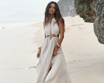 Vestido de noiva estilo Boho com decote profundo e fenda alta, sem costas