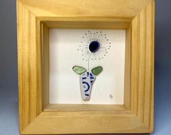 Blomma i vas av havsglas, keramik. Liten present med bild. Handgjord och endast en.