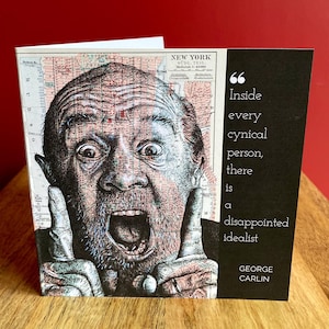 Biglietto di auguri di compleanno ispirato al comico George Carlin, vuoto all'interno