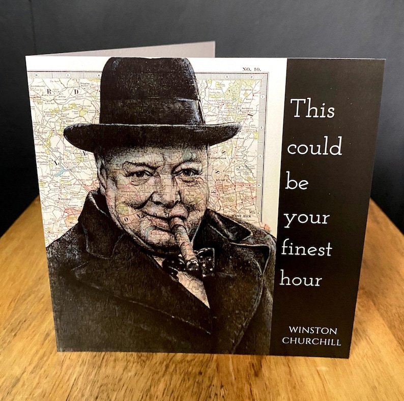 Pu&ograve; includere: Un'illustrazione in bianco e nero di Winston Churchill con un sigaro in bocca. La citazione "This could be your finest hour" &egrave; stampata sulla carta. La carta &egrave; un biglietto d'auguri.
