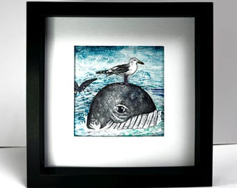 Obra de arte original de técnica mixta de ballena y gaviota, enmarcada. 17 x 17 cm.