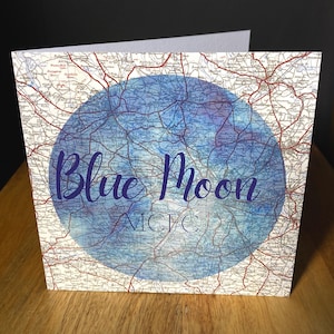 Biglietto di auguri di compleanno Blue Moon Manchester. Mappa del Manchester City. Interno vuoto.