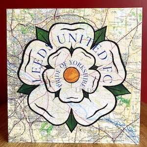 Biglietto d'auguri di compleanno ispirato alla squadra di calcio del Leeds. Rosa dello Yorkshire. Interno vuoto.