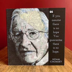Carte d'anniversaire inspirée de Noam Chomsky. Blanc à l'intérieur
