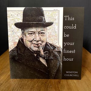 Pu&ograve; includere: Un'illustrazione in bianco e nero di Winston Churchill con un sigaro in bocca. La citazione "This could be your finest hour" &egrave; scritta sul lato destro dell'immagine.