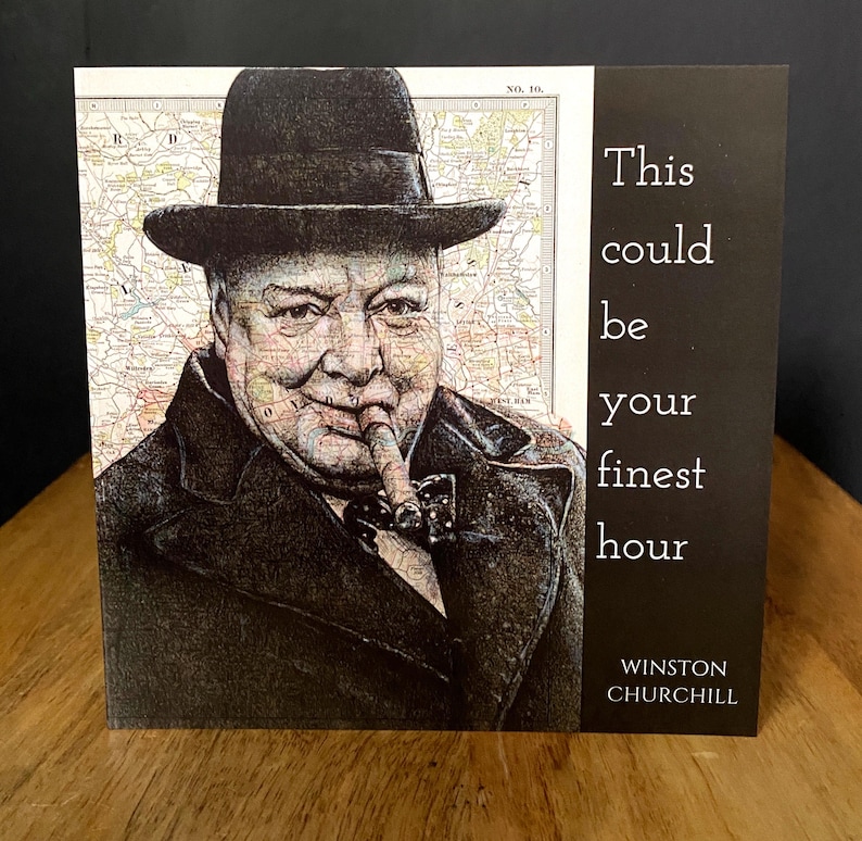 Pu&ograve; includere: Un'illustrazione in bianco e nero di Winston Churchill con un sigaro in bocca. La citazione "This could be your finest hour" &egrave; scritta sul lato destro dell'immagine.