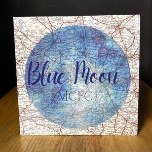 Blue Moon Manchester Gruß-Geburtstagskarte. Stadtplan Manchester City. Innen leer