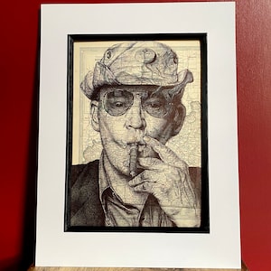 Stampa di un ritratto ispirato a Hunter S. Thompson. Disegno a penna su una mappa del Kentucky. Formato A4 senza cornice.