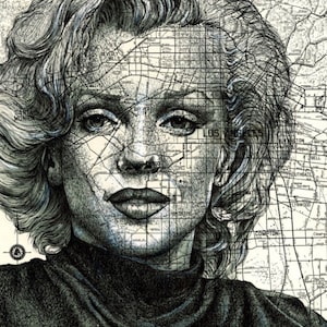 Può includere: Un'illustrazione in bianco e nero del viso di Marilyn Monroe, creata usando una mappa di Los Angeles. La griglia delle strade della mappa forma il contorno del suo viso, dei suoi capelli e dei suoi vestiti.