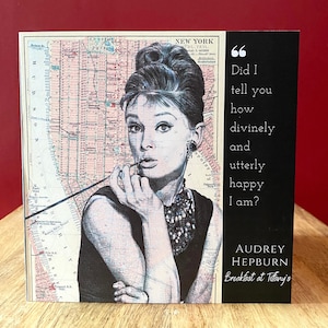 Biglietto di auguri di compleanno ispirato ad Audrey Hepburn. Disegno sulla mappa di New York. Interno vuoto