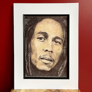 Impression portrait inspirée de Bob Marley. Dessin à la plume sur la carte de la Jamaïque. A4 sans cadre
