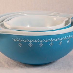 Vintage Pyrex CorningWare Cinderella Nesting Bowls - Snowflake Blue Garland - 4-piece set