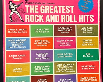 Puede incluir: Una portada de álbum vintage titulada "The Greatest Rock and Roll Hits". La portada es rosa con una ilustración en blanco y negro de un músico. El álbum presenta una colección de canciones clásicas de rock and roll de varios artistas.