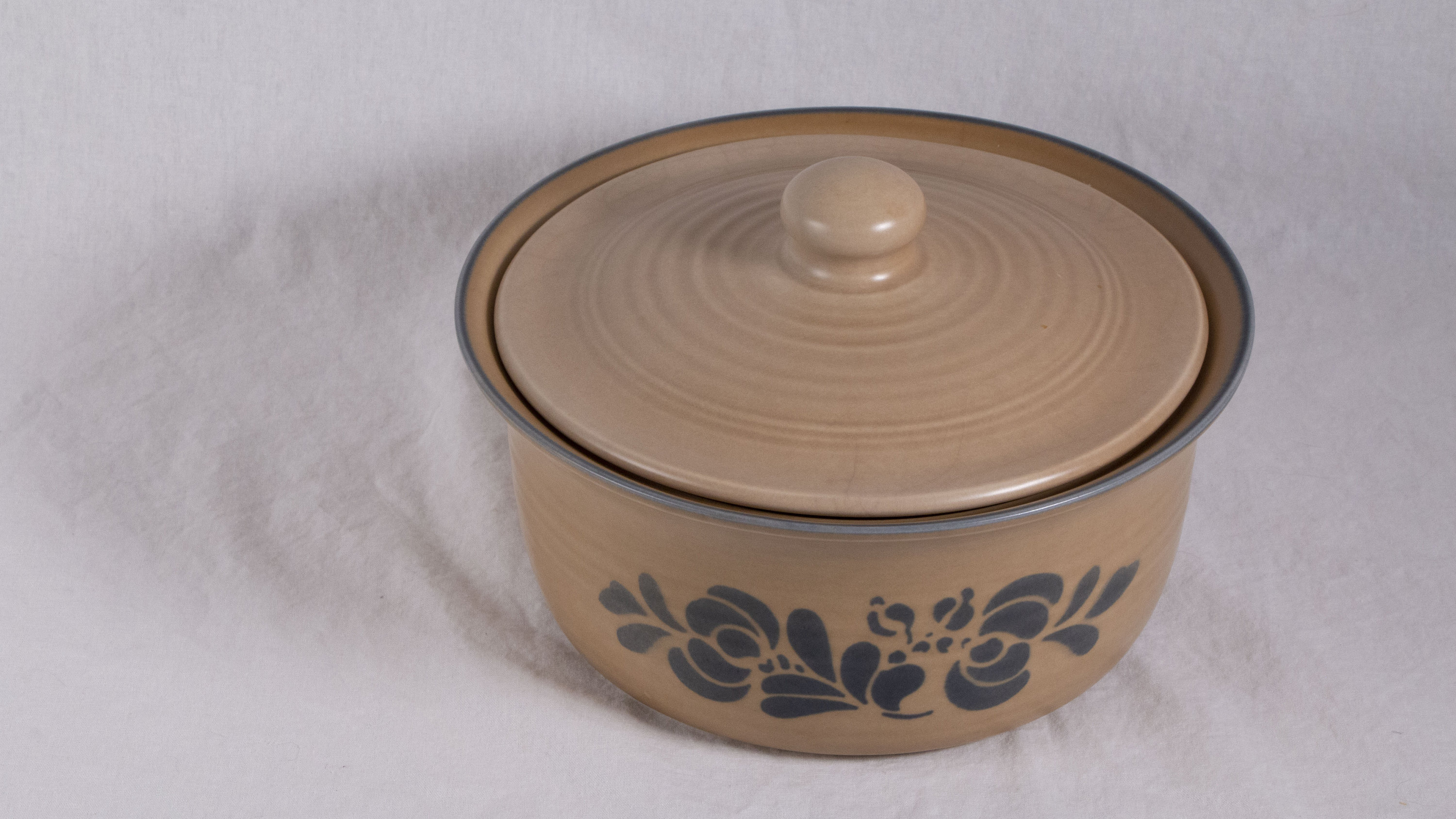 Vintage Pfaltzgraff Folk Art Casserole w/ Lid - 2 quart
