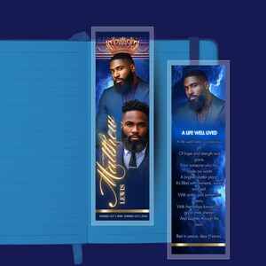 Puede incluir: Dos marcadores conmemorativos con imágenes de un hombre, una corona dorada y texto. Un marcador dice "Matthew Lewis" con fechas. El otro dice "A Life Well Lived" con un poema. El fondo es azul.