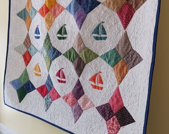 Segelboot Applikation Quilted Wandbehang, Baby Quilt, Jungenzimmer, Strand thematische Dekoration, Benutzerdefinierte FreeMotion Quilted, Originaldesign, handgemachtes Geschenk