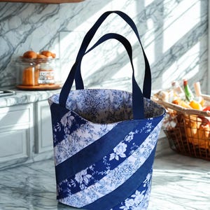 Op maat gemaakte omkeerbare blauwe toile Market Travel gewatteerde draagtas met bloemen