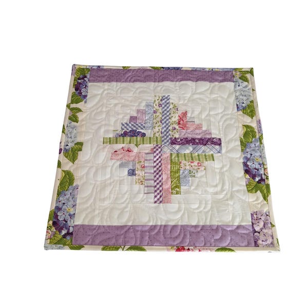 Mesa reversible de cabaña de troncos con patchwork personalizado, decoración de estilo rústico.