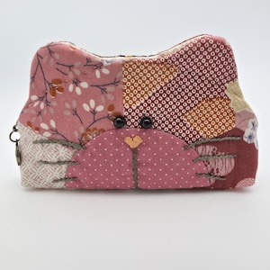 Süße Katzen Tasche: Handgenähte, gequiltete und bestickte Katzengeldbörse. Diese Stofftasche ist ein besonderes und gut organisiertes Geschenk.