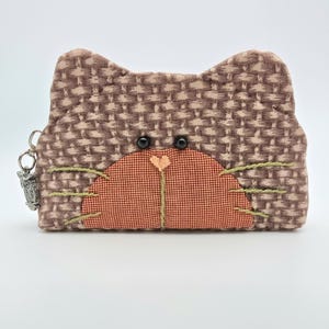 Monedero/monedero con forma de gato: Monedero de gato hecho a mano, acolchado y bordado con patchwork. Este bolso de tela es un regalo especial y organizado.