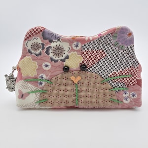 Süße Katzen Tasche: Handgenähte, gequiltete und bestickte Katzengeldbörse. Diese Stofftasche ist ein besonderes und gut organisiertes Geschenk.