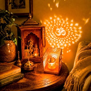 Soporte de madera artesanal para diya o estatua de dios con diseño Om / Decoración para puja hindú / Accesorio para mandir / Decoración para sala de oración india Diwali