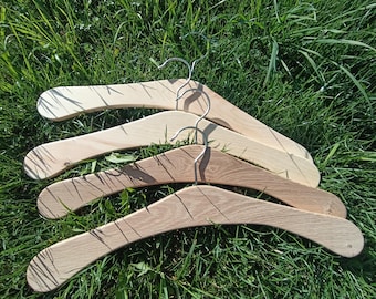 Individueller Kleiderbügel aus massivem Holz - naturbelassen & handgefertigt
