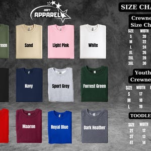 Pu&ograve; includere: Immagine di t-shirt girocollo piegate in vari colori, tra cui verde militare, sabbia, rosa chiaro e bianco. L'immagine include anche una tabella delle taglie per girocollo, giovani e taglie per bambini piccoli.