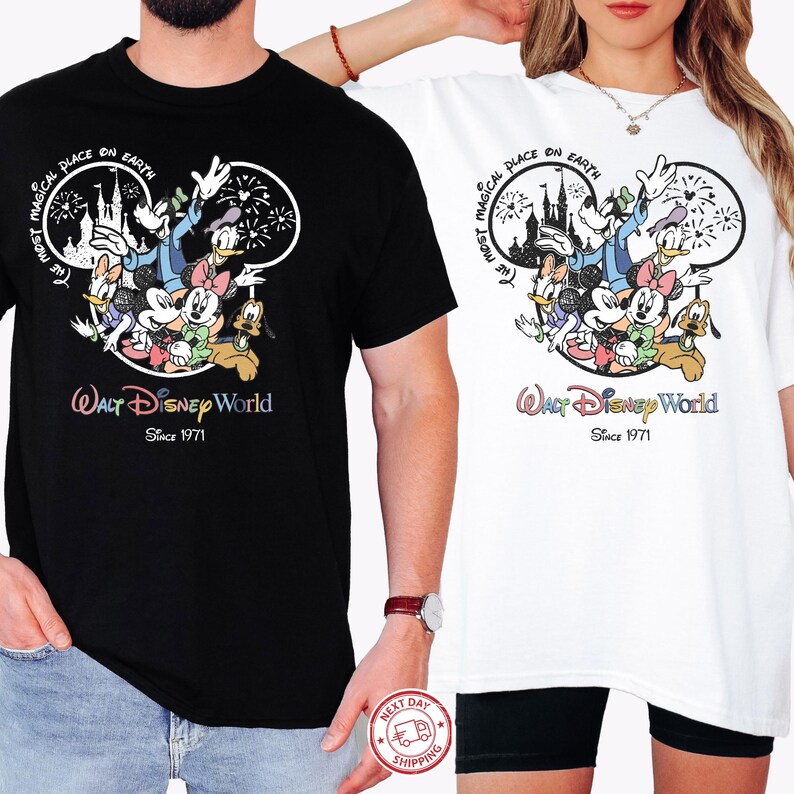 Puede incluir: Camisetas negras y blancas con un gr&aacute;fico colorido de personajes de Disney, incluyendo Mickey Mouse, Donald Duck y Goofy. Las camisetas tienen el texto "The Most Magical Place on Earth" y "Walt Disney World Since 1971."