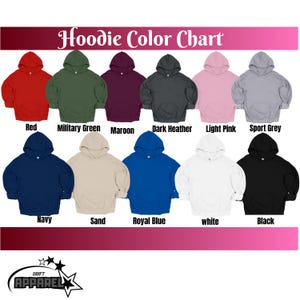 Pu&ograve; includere: Una tabella dei colori che mostra i colori delle felpe con cappuccio. La tabella include Rosso, Verde Militare, Marrone, Grigio Scuro, Rosa Chiaro, Grigio Sport, Blu Navy, Sabbia, Blu Reale, Bianco e Nero. Il testo "Hoodie Color Chart" &egrave; in alto, con il logo "DRIFT APPAREL" in basso.