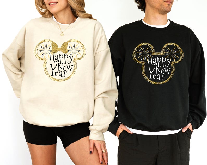 Pu&ograve; includere: Due felpe, una color crema e una nera, ciascuna con un design a testa di topo glitterato dorato, fuochi d'artificio e la scritta "Happy New Year". La felpa color crema ha girocollo e maniche lunghe. La felpa nera ha girocollo bianco e maniche lunghe.