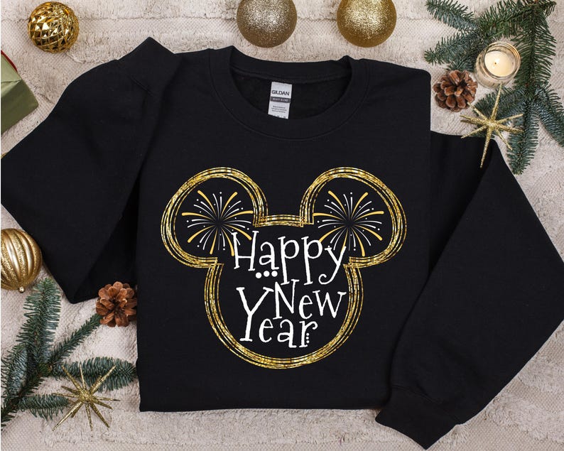 Pu&ograve; includere: Felpa nera con un design oro e bianco "Happy New Year". Il design presenta una forma ispirata a Mickey Mouse con fuochi d'artificio e testo. La felpa &egrave; uno stile girocollo.