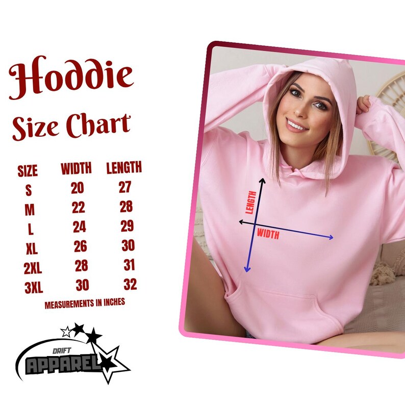 Pu&ograve; includere: Una felpa con cappuccio rosa chiaro con una tabella delle taglie che mostra le misure in pollici. La tabella elenca le taglie dalla S alla 3XL, con le corrispondenti misure di larghezza e lunghezza. La felpa con cappuccio &egrave; indossata da una persona.