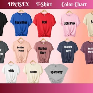 以下が含まれることがあります： 黒、ロイヤルブルー、赤、ライトピンク、サンドなど、さまざまな色のユニセックスTシャツのカラーチャート。その他の色は、ダークヘザー、ヘザーピーチ、ヘザーモーブ、ヘザーネイビー、ヘザーマルーン、白、ナチュラル、スポーツグレーです。