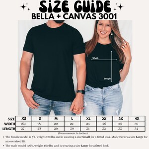 Puede incluir: Gu&iacute;a de tallas para camisetas Bella + Canvas 3001. La imagen muestra a un hombre y una mujer con camisetas negras. Una tabla de tallas muestra las medidas en pulgadas para las tallas XS a 4XL. La modelo femenina mide 1,63 m y usa una talla Small para un look ajustado.